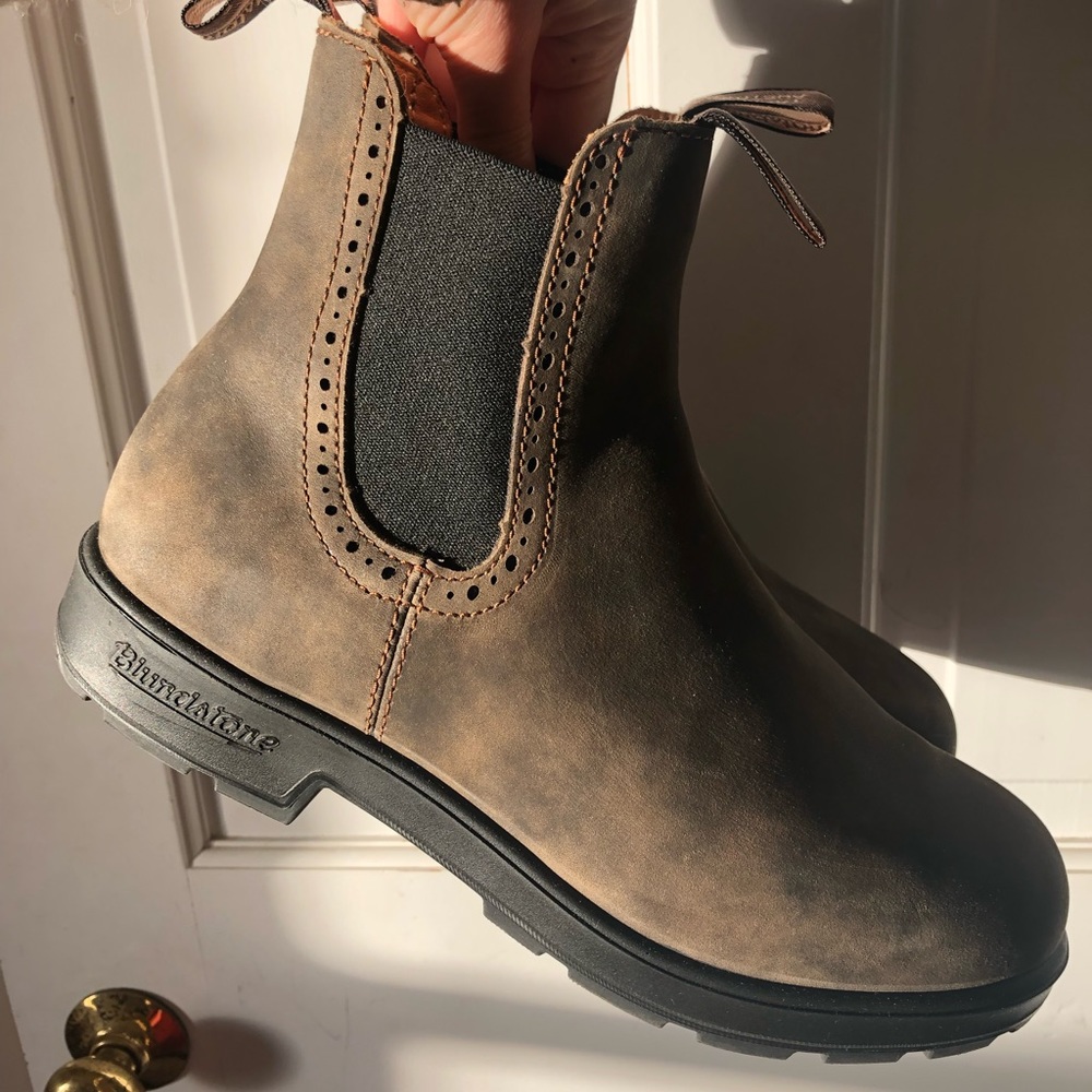 BLUNDSTONES - Brand new, worn once